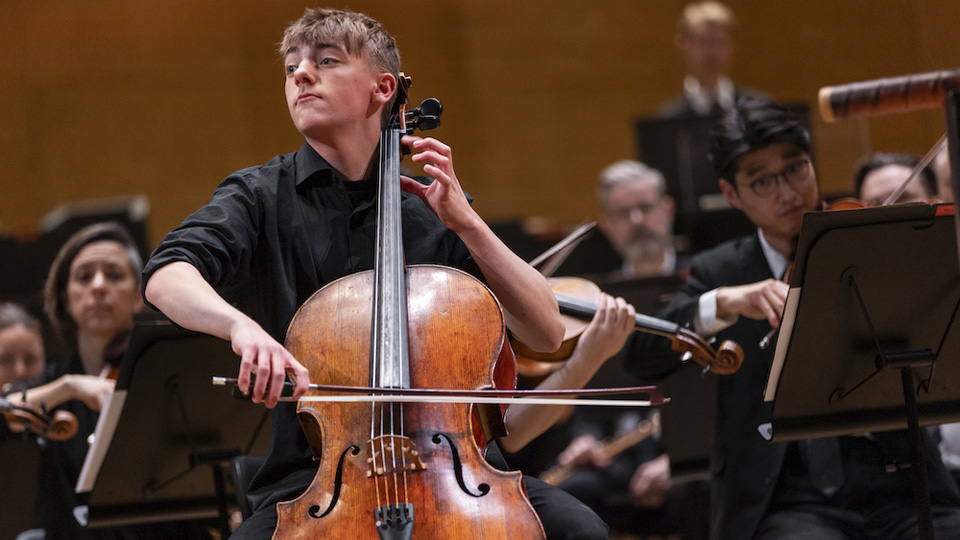 Hugo Svedberg har svart skjorta och spelar cello.