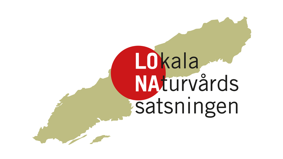 En karta över Sverige med texten "Lokala naturvårdssatsningen". Logotyp.