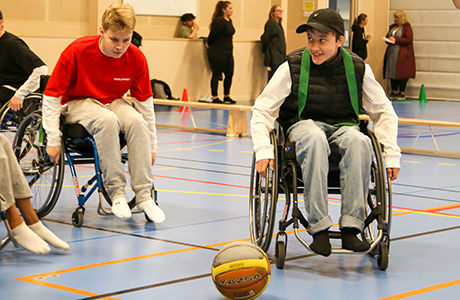 Elever från Vänersborg, Italien och Lettland fick för första gången prova på Paralympicsgrenen rullstolsbasket.