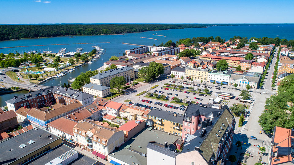Vy över Vänersborgs centrum och Vänern