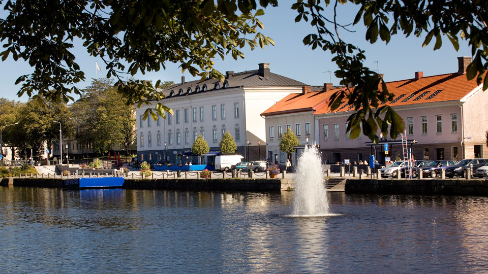 Hamngatan och hamnkanalen i Vänersborg