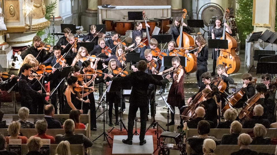 Orkester med ungdomar i Vänerborgs kyrka.