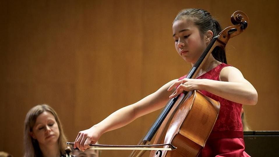 Ung flicka spelar cello