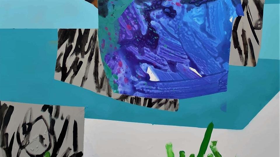 Målning i blåa toner med antydan till växlighet och hav.