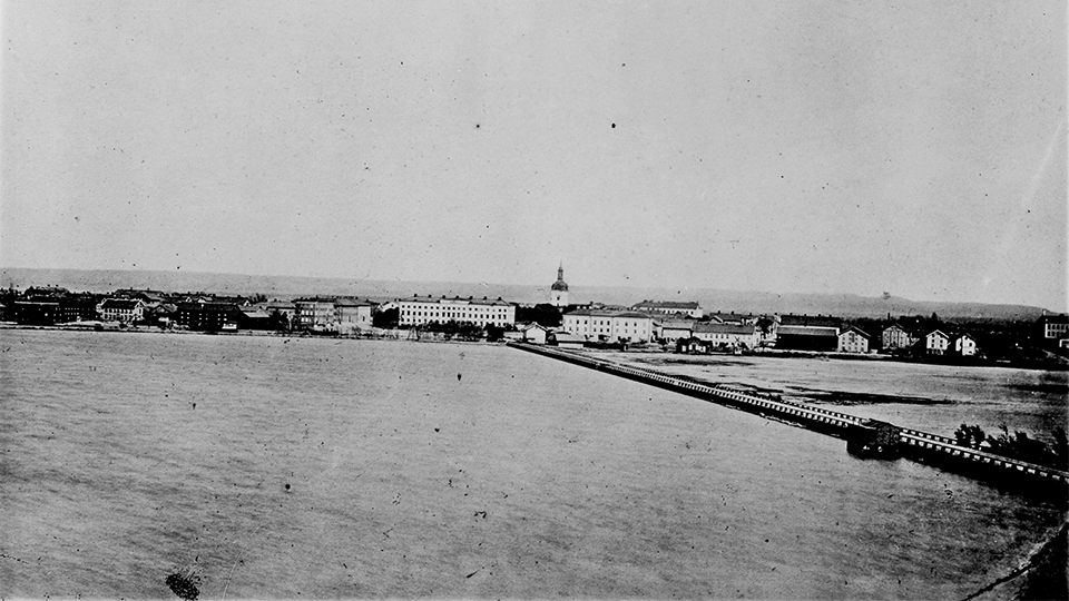 Een oude foto van Vänersborg en de Dalbobron (Dalbo-brug), ca. 1870