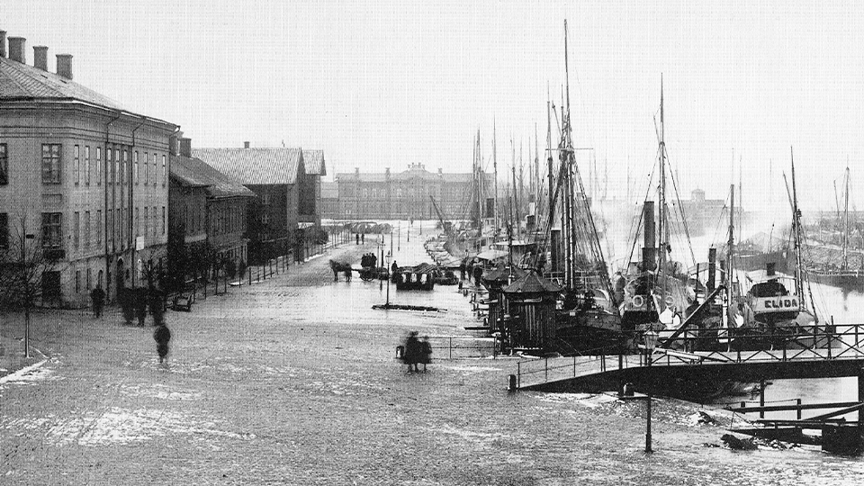 Steamers have taken over, new railway station building in the background, ca. 1890
