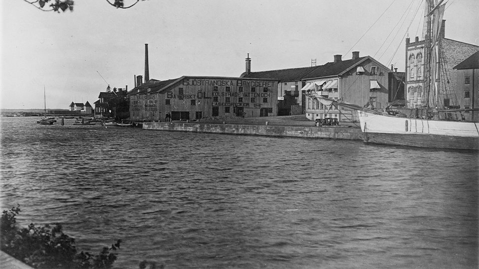 Along the water, to the left in the picture - outdoors bath house, cook house and the Sjöstrandska brewery