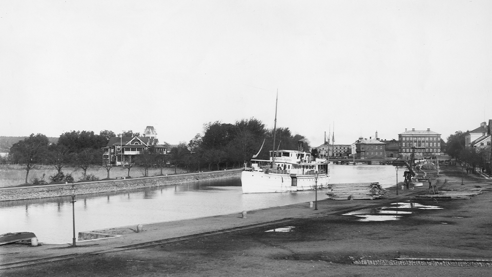 Transport de passagers sur le canal du port, 1900 env