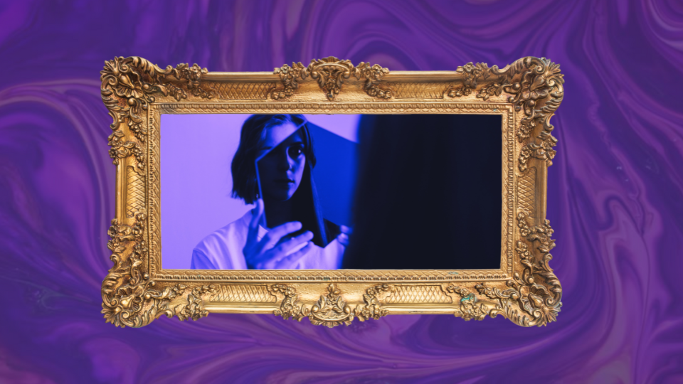 En lila färgad bakgrund. I mitten en guldram. I ramen en bild i lila färg som föreställer en person. Personen håller i ett glasföremål framför ansiktet. 