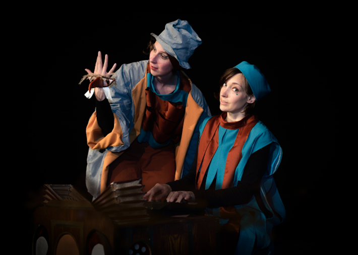 Bilden visar två personer som spelar teater