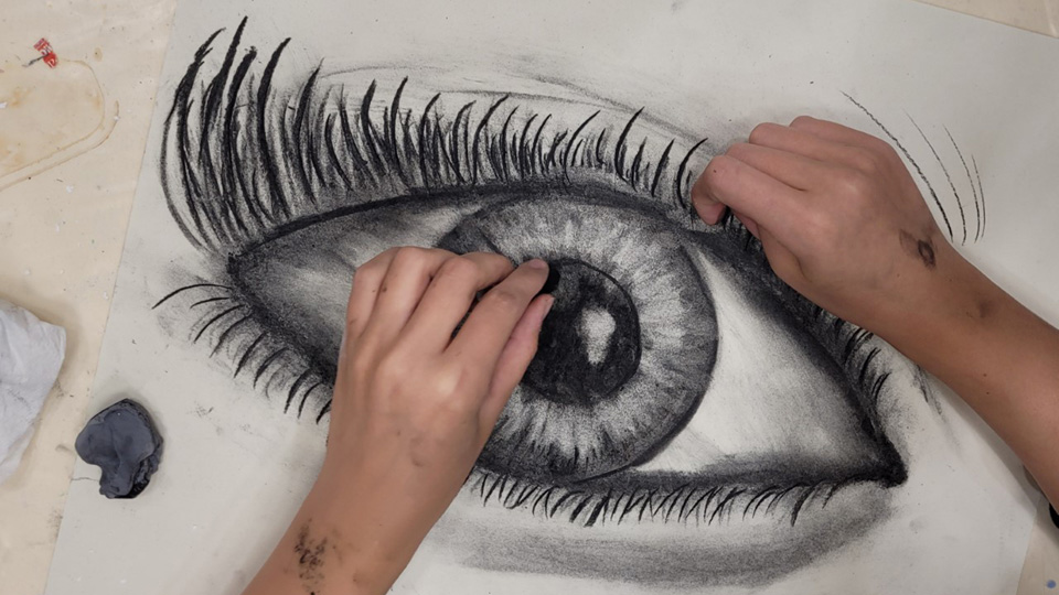 Händer som tecknar ett stort öga