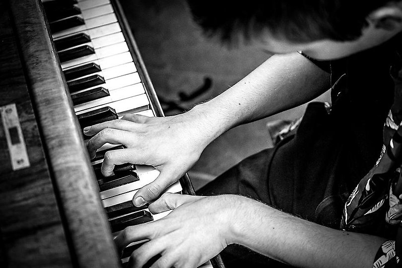Bild på ung pianist från Vänersborg Jazz Academys kurser
