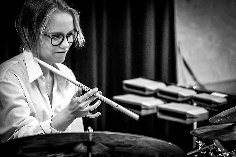 Bild på trummisen Saga på en av Vänersborg jazz academys kurser