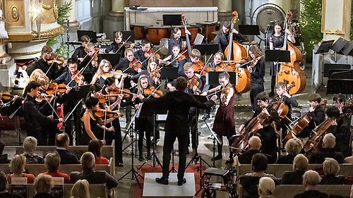 Orkester med ungdomar i Vänerborgs kyrka.