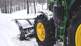 Traktor som plogar snö