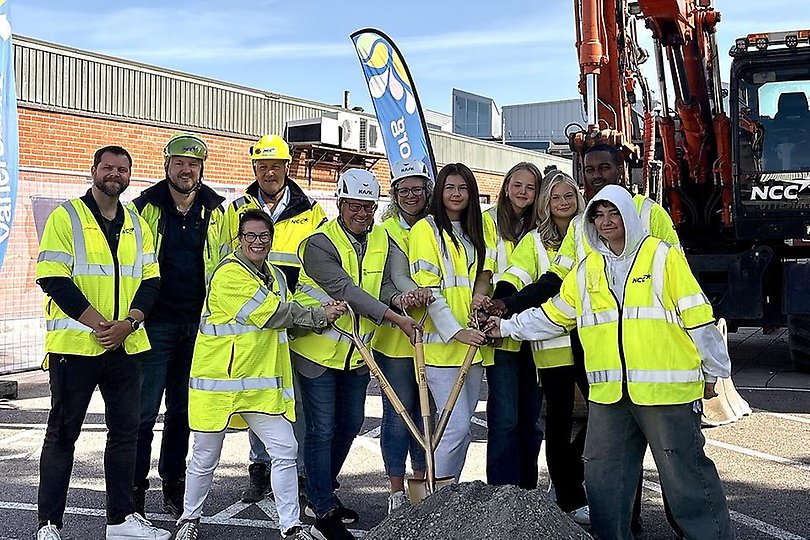 Första spadtaget för Ungas öppna mötesplats på Sportcentrum